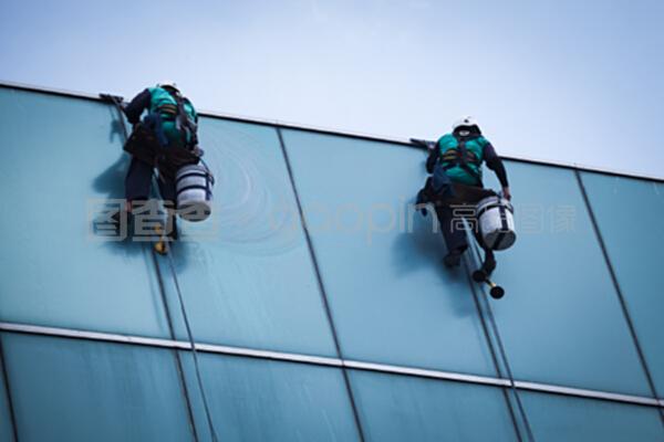 高空中的舞者 揭秘高楼大厦清洁窗户的专业工人小组